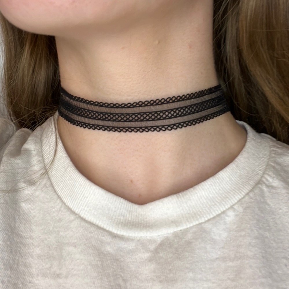Elastic black lace choker necklace with gold clasp